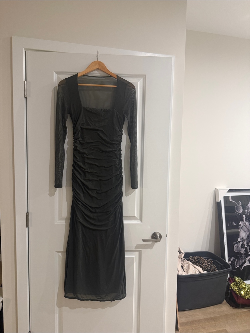 ReoRia Black Ruched Long-Sleeve Midi Dress